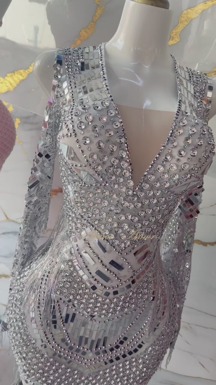 Vestido con cristales y espejos 
Flecos en mangas